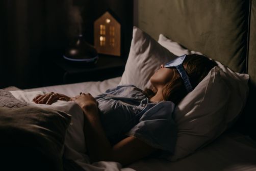 The 2024 Guide to CBT-I for Women’s Sleep: Managing Insomnia and Improving Sleep Quality A woman participating in CBT-I therapy to improve sleep quality and manage insomnia.