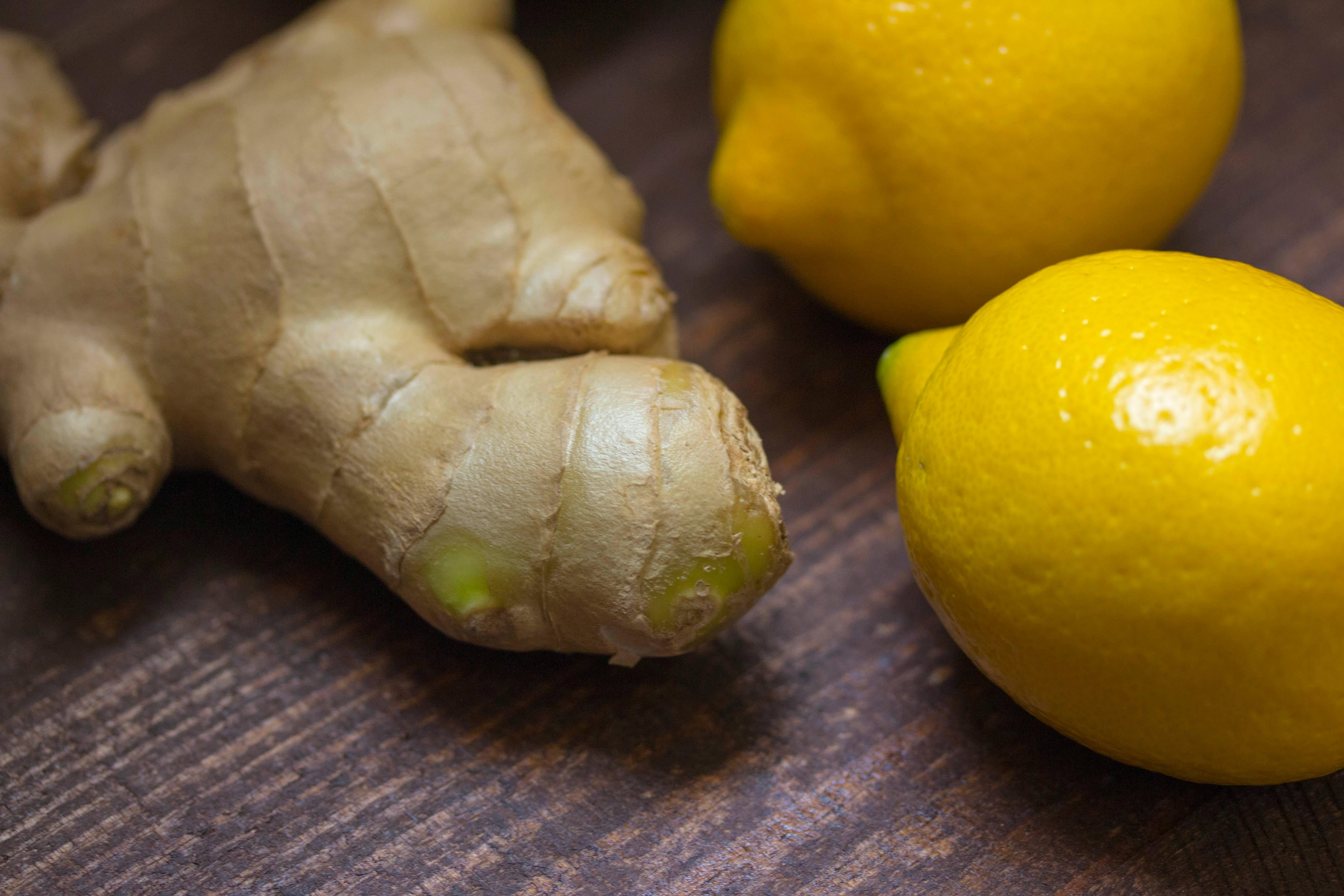 Ginger and Lemon for Infused Water: A Refreshing, Immune-Boosting Combination for Hydration Sliced ginger and lemon ready for infused water, offering immune-boosting and anti-inflammatory benefits for a healthy drink.