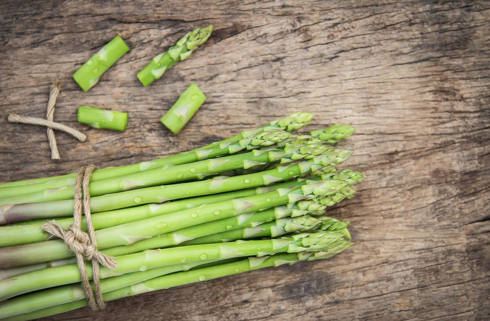 Vibrant Asparagus: A Key Ingredient in Your Fiber-Rich Diet Fresh green asparagus, symbolizing the nutritional benefits of fiber-rich foods for women's health
