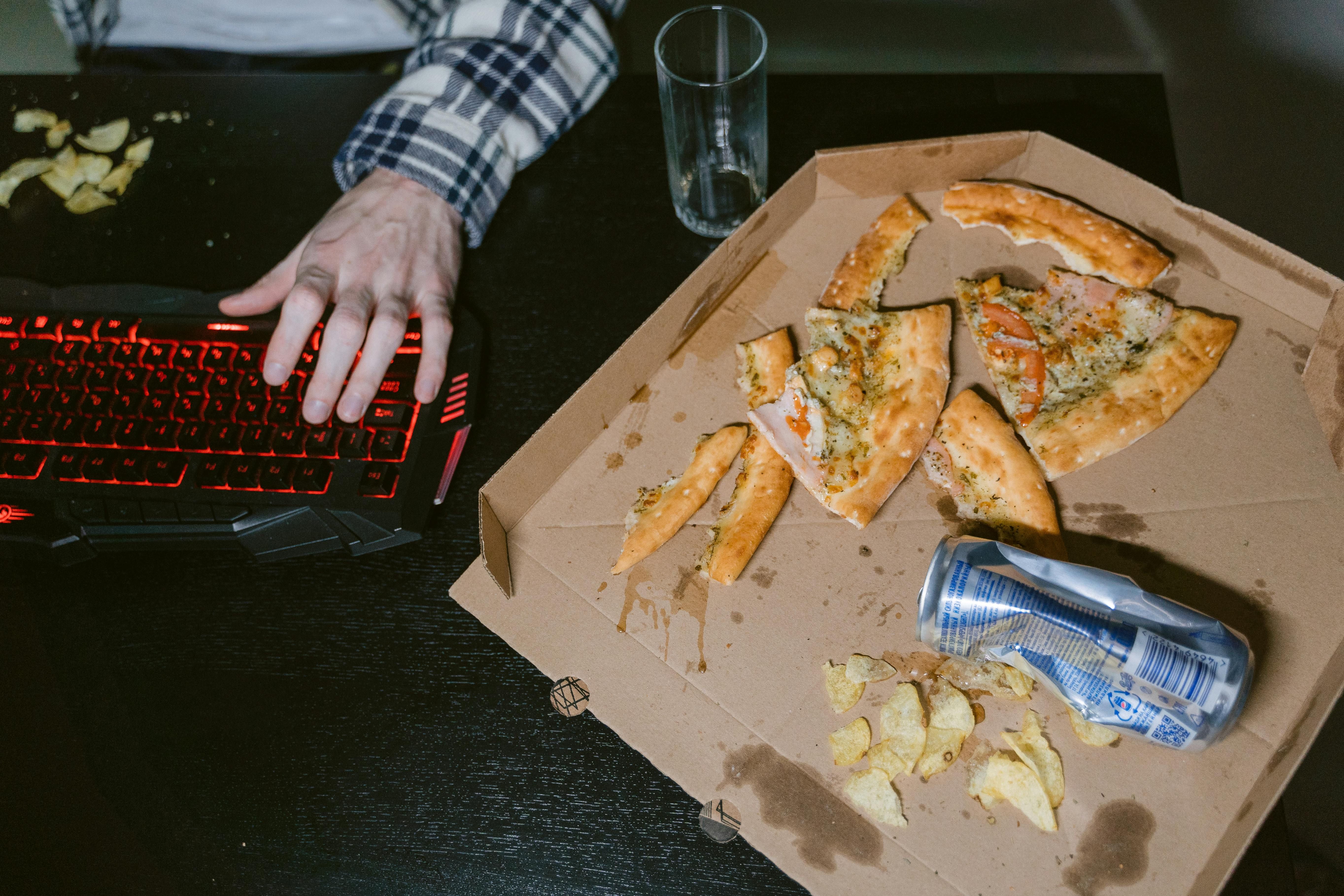 Unhealthy Eating Habits During Night Shifts: How Junk Food Impacts Weight Loss A person eating junk food during a night shift, highlighting unhealthy eating habits that can affect weight loss for shift workers.